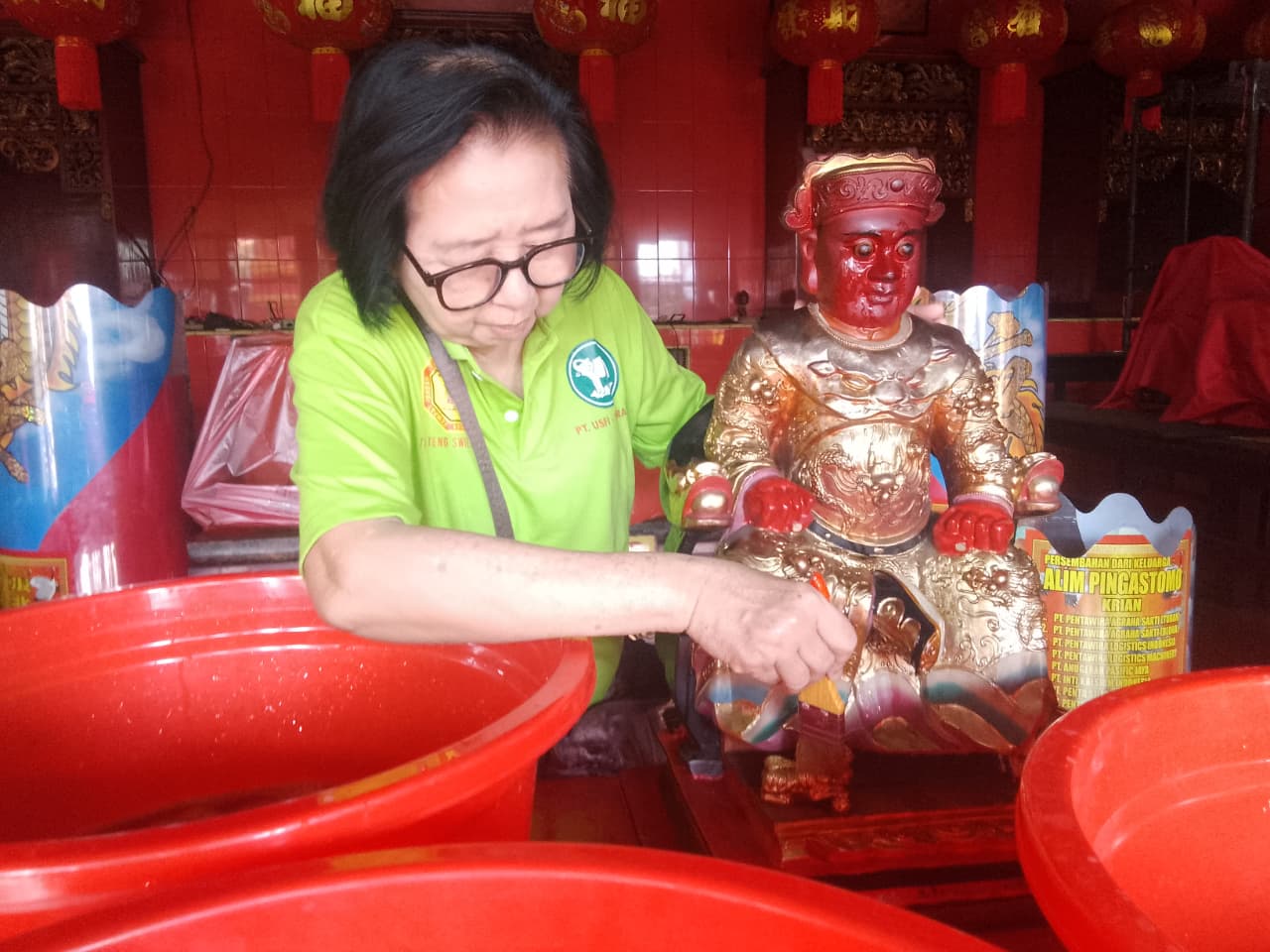 TELATEN: Ritual pembersihan rupang di Kelenteng Tri Dharma Teng Swie Bio, Jumat (13/2). (DIKY SANSIRI/RADAR SIDOARJO)