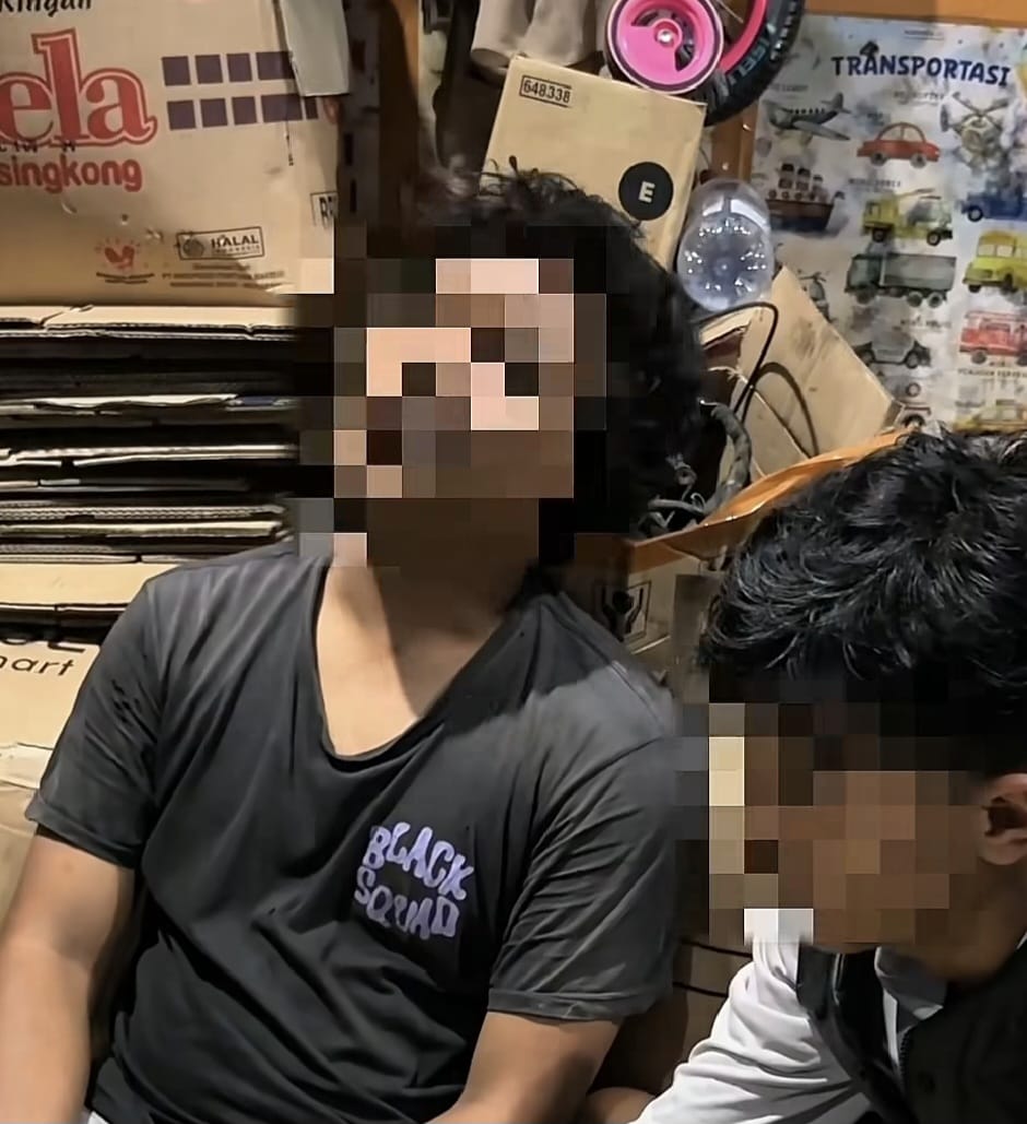 &nbsp;DIAMANKAN: Dua pelaku diduga penadah diamankan di gudang mutilasi motor kawasan Baron, Nganjuk.