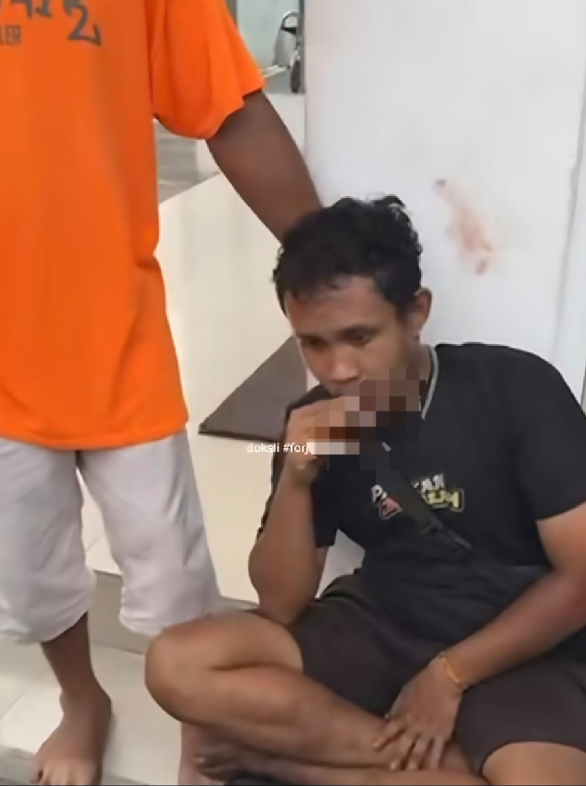 DIAMANKAN: Pelaku jambret ditangkap saat beraksi di Jalan Ngagel Jaya Selatan, Surabaya.(IST/RADAR SURABAYA)