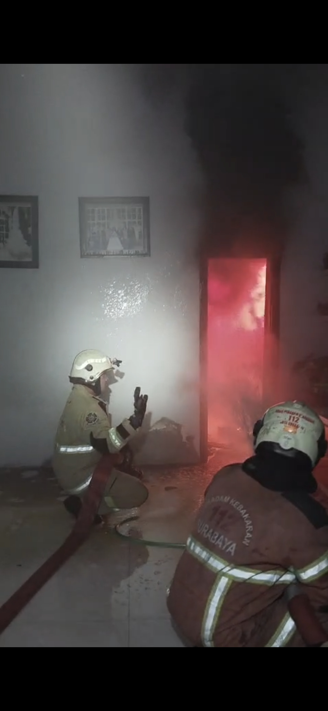 BERJIBAKU: Petugas DPKP Surabaya saat memadamkan api yang membakar rumah di Jalan Manyar Tirtoasri, Surabaya. (IST/RADAR SURABAYA)