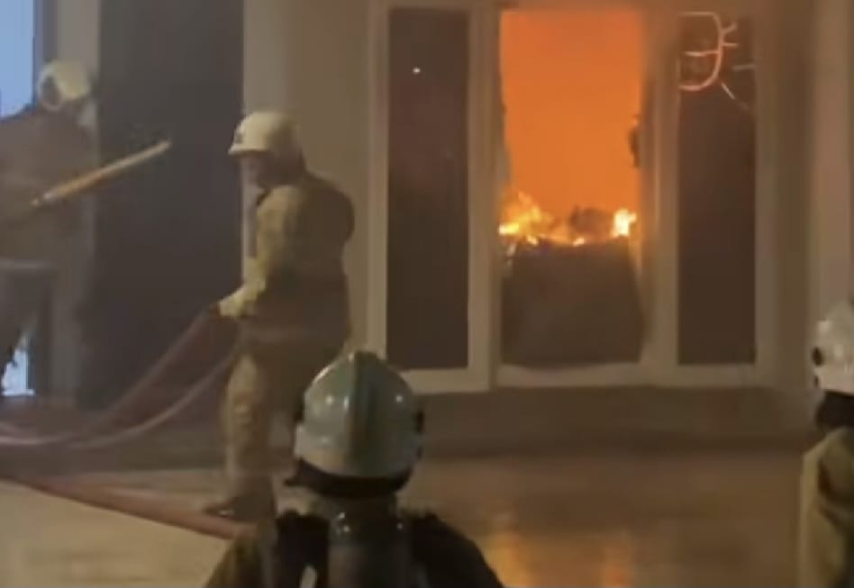 MENYALA: Kondisi rumah warga yang terbakar di Jalan Manyar Tirtoyoso, Surabaya. (IST/RADAR SURABAYA)