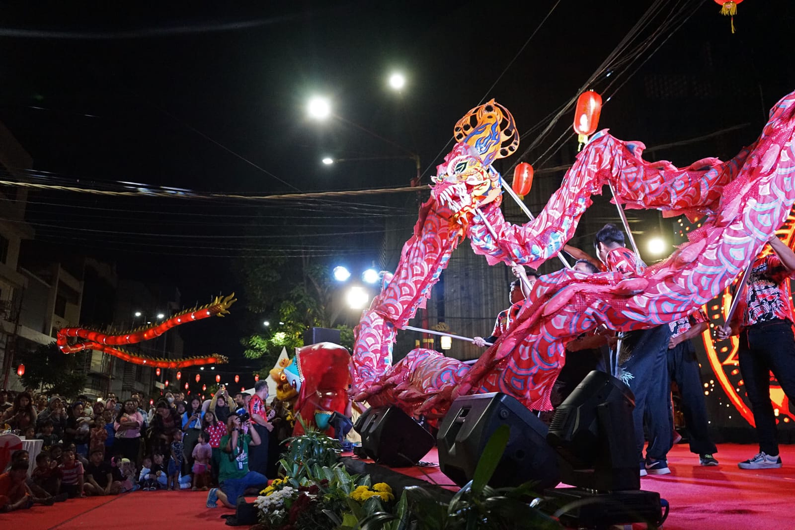 Kemeriahan kawasan Wisata Kya-Kya di Jalan Kembang Jepun Surabaya dengan atraksi liang liong. (IST)