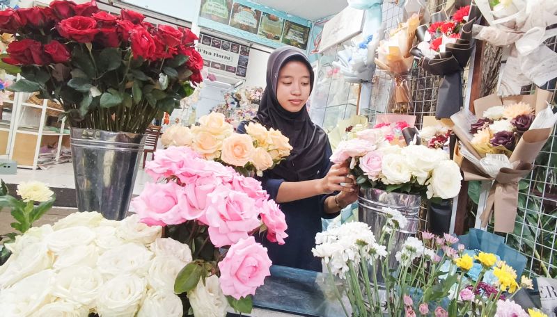 PERSIAPAN VALENTINE: Salah satu penjaga toko bunga D