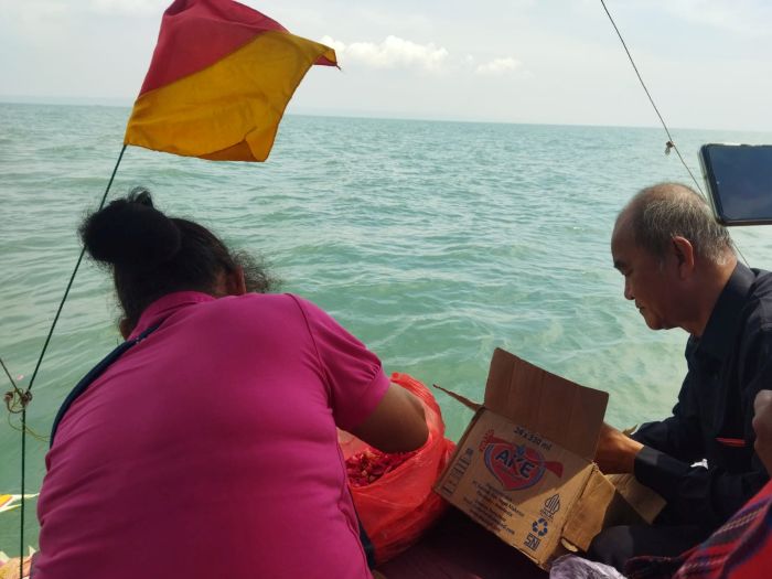 MELAUT: Larung Cisuak dilakukan jelang imlek sebagai pembersihan diri, Kamis (12/2) di selat Madura.