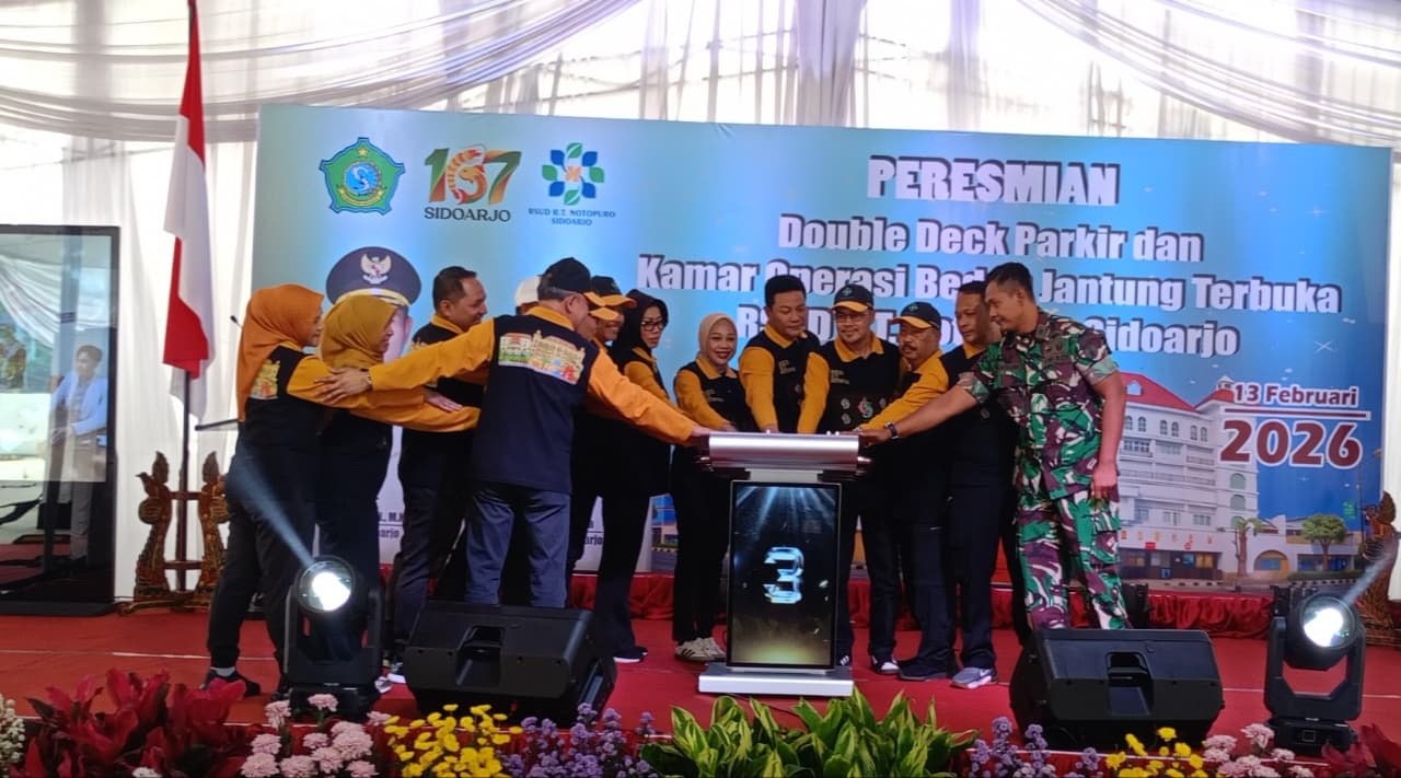 SIMBOLIS: RSUD RT Notopuro Sidoarjo meresmikan dua fasilitas baru, Gedung Double Deck Parkir dan Ruang Operasi Bedah Jantung Terbuka. (DIKY SANSIRI/RADAR SIDOARJO)