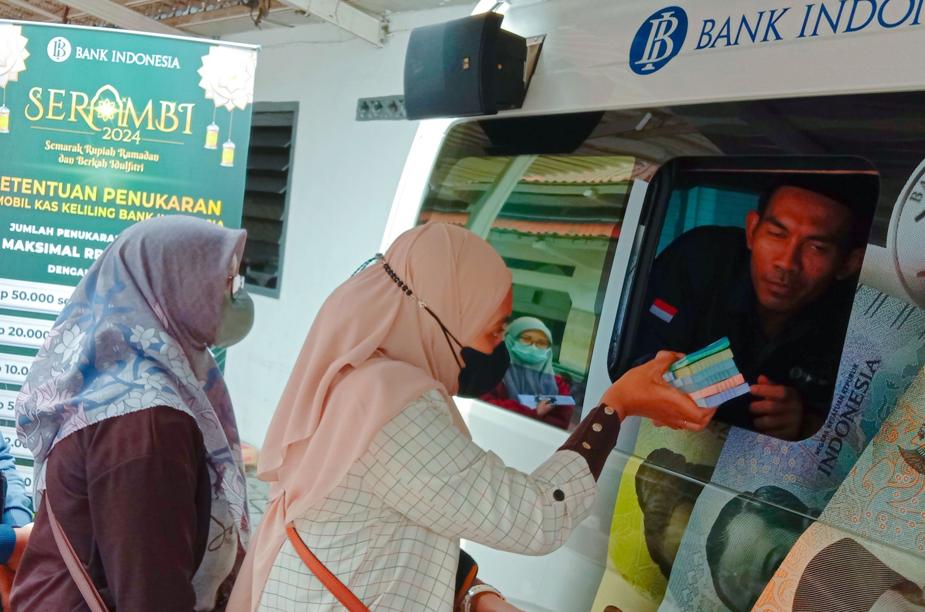 Penukaran uang baru di kas keliling Bank Indonesia.