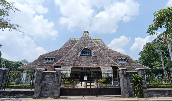 MEGAH: Perpustakaan Bank Indonesia yang terletak di ujung selatan Jalan Raya Darmo dan Jalan Raya Diponegoro Surabaya.