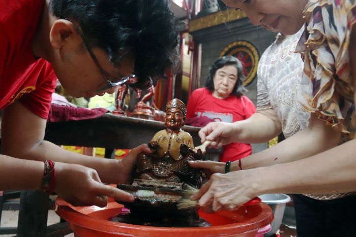 BERSIH KLENTENG: Sejumlah petugas dan simpatisan klenteng Hong San Ko Tee di Jalan Cokroaminoto, Surabaya, mencuci ruoang serta membersihkan area tempat ibadah, untuk menyambut Tahun Baru Imlek 2577