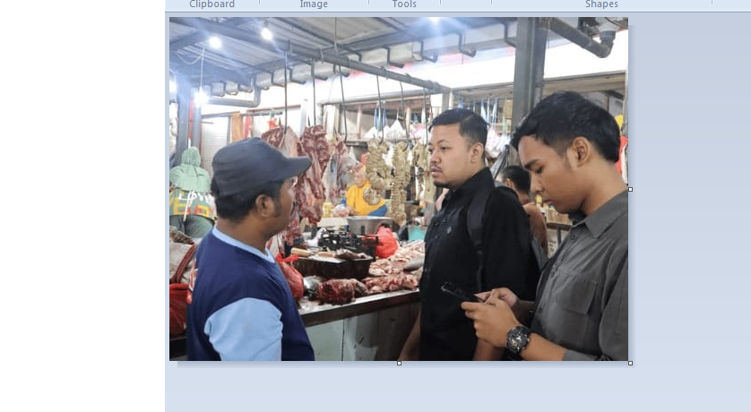 Pemantauan stok dan harga daging di kawasan Rungkut, Surabaya. (IST)