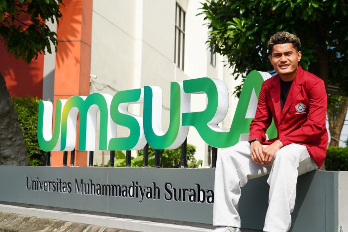 MAHASISWA ATLET: Mikael Alfredo Tata, pemain Persebaya Surabaya resmi mendaftar sebagai mahasiswa di Universitas Muhammadiyah Surabaya (Umsura) lewat beasiswa atlet, Rabu (11/2).