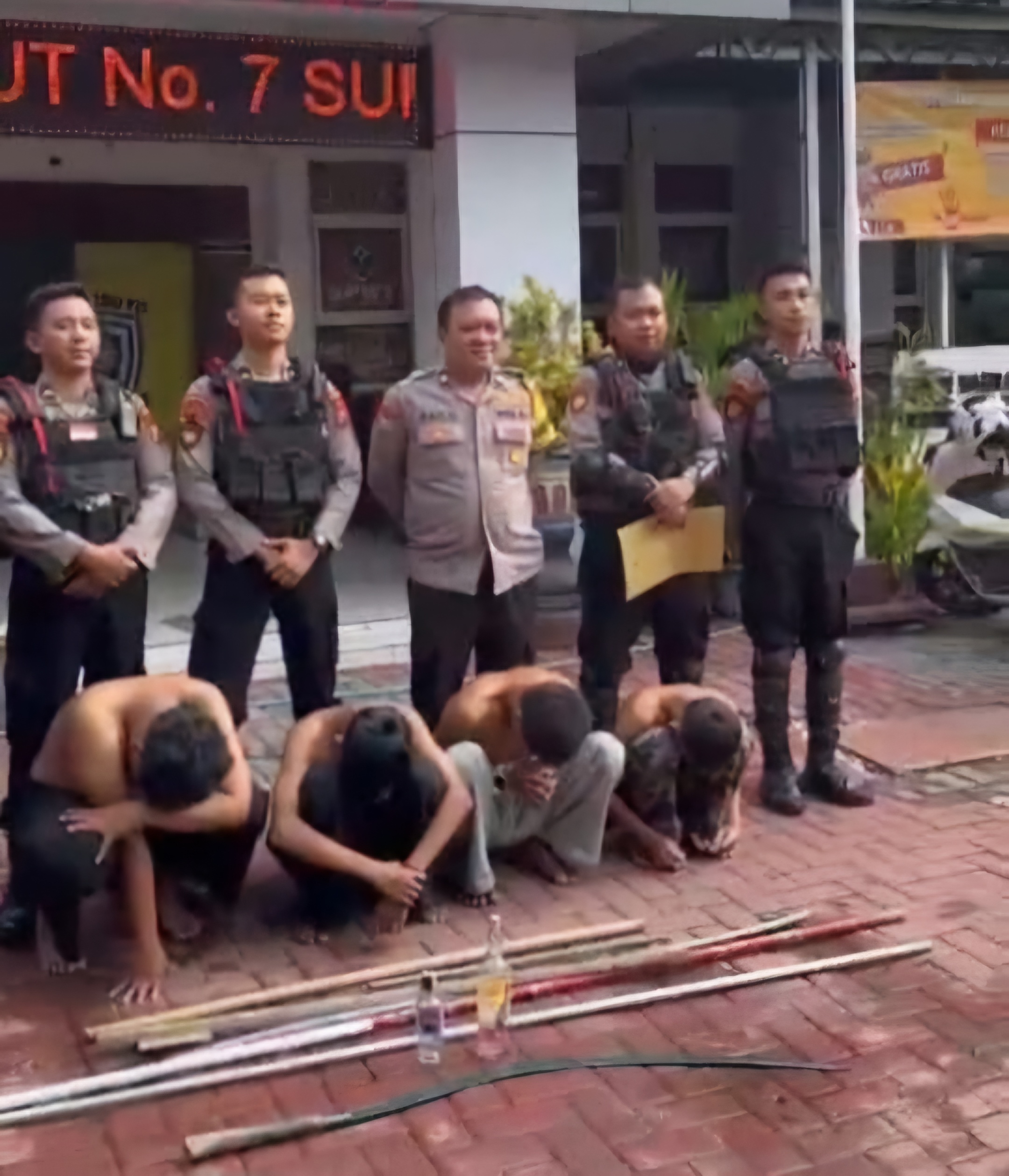 DIAMANKAN : Empat remaja diduga anggota gangster diamankan Tim Patroli Subdit Gasum Polda Jatim di Jalan Kapas Madya, Surabaya. (IST/RADAR SURABAYA)