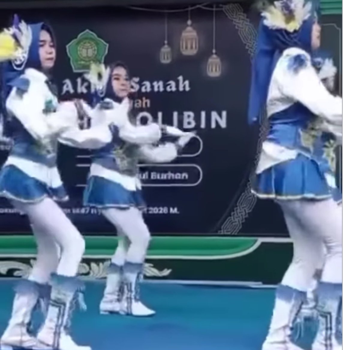 DIKECAM: Drumband berjoget dengan busana berhijab namun ketat di panggung wisuda Madrasah Diniyah di Demak.