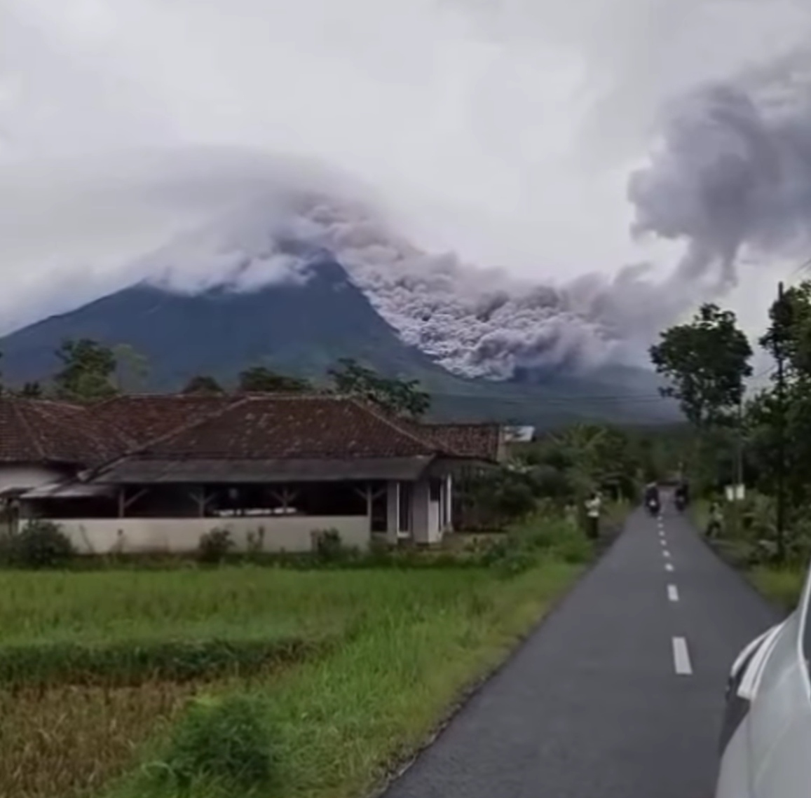 Erupsi Gunung Semeru pada Sabtu (14/2) sekitar pukul 05.54 WIB, dengan luncuran awan panas guguran sejauh enam kilometer dari puncak kawah.