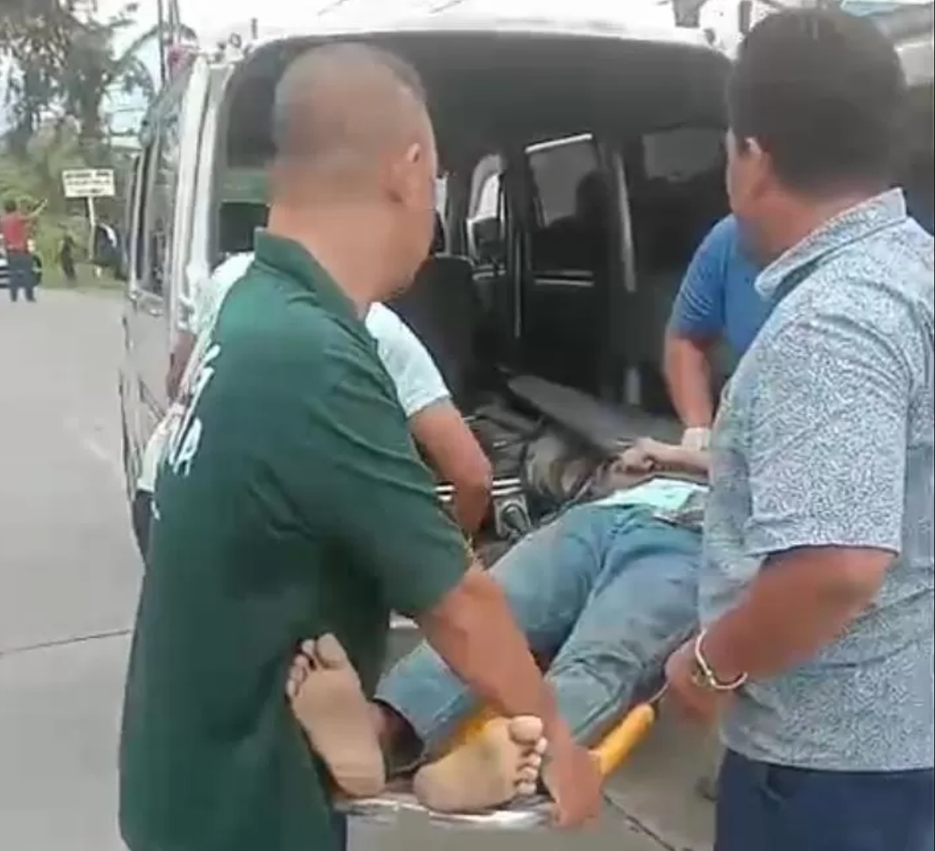 Korban kecelakaan di Jalan Raya Randegansari tepatnya depan pintu masuk Centra land, Desa Randegansari dievakuasi petugas.