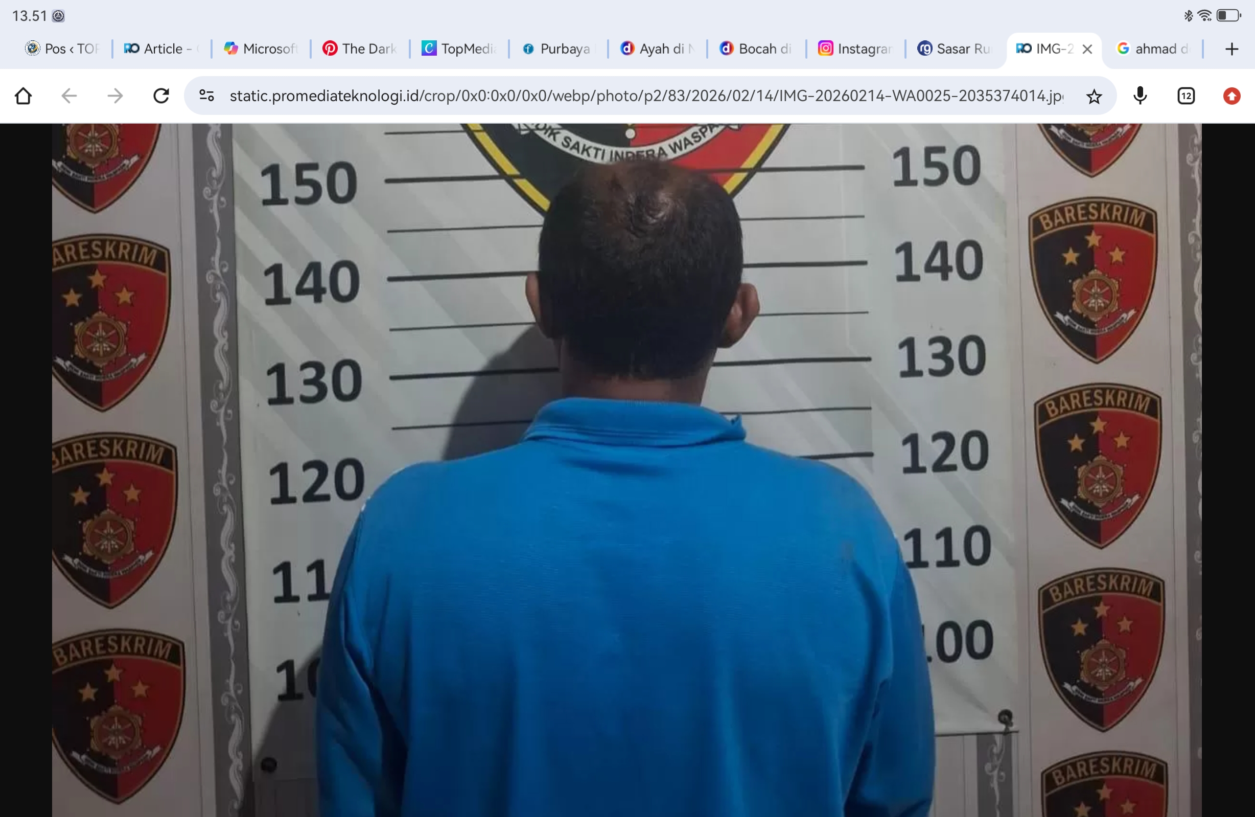 Tersangka pembobolan rumah kosong saat menjalani pemeriksaan di Mapolsek Cerme.