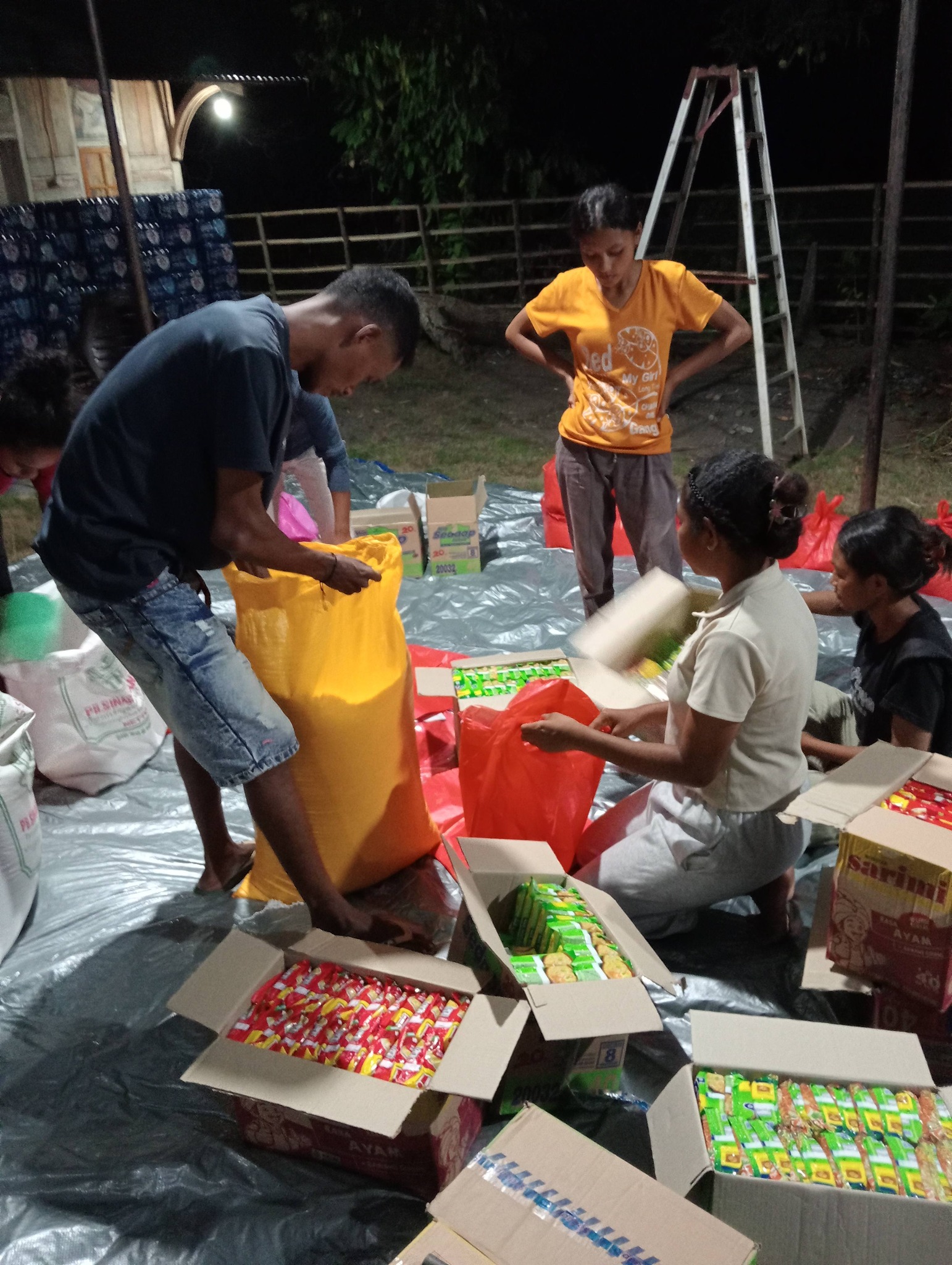 Sejumlah aktivis gereja menyiapkan bingkisan untuk dibagikan kepada warga kurang mampu pada Hari Kasih Sayang. (IST)