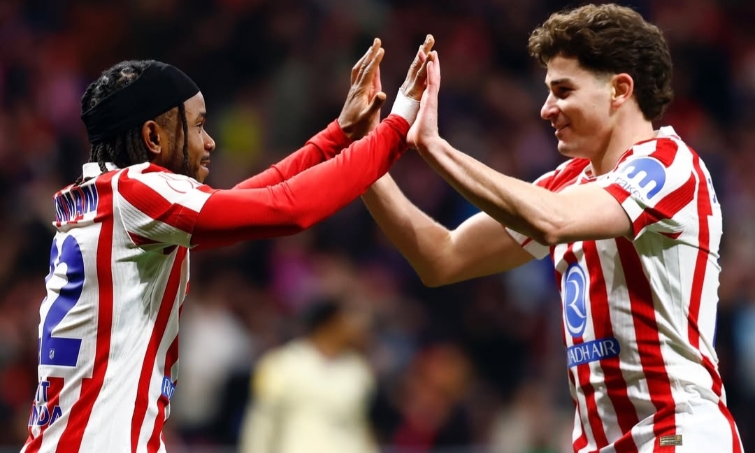 Ademola Lookman (kiri) dan Julian Alvarez jadi bintang kemenangan Atletico Madrid.