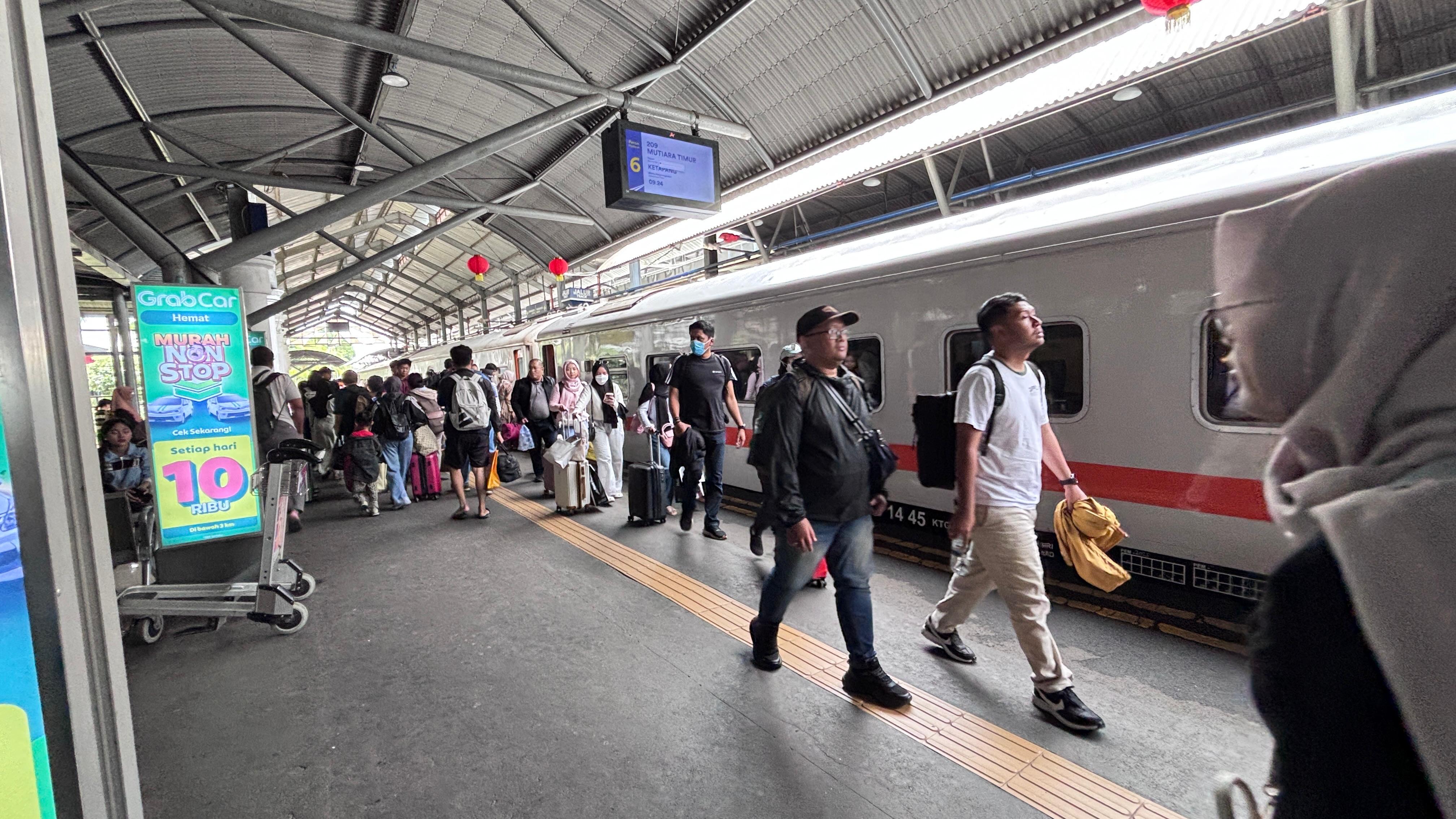 Lonjakan oenumpang kereta api di Stasiun Surabaya Gubeng. (KAI)