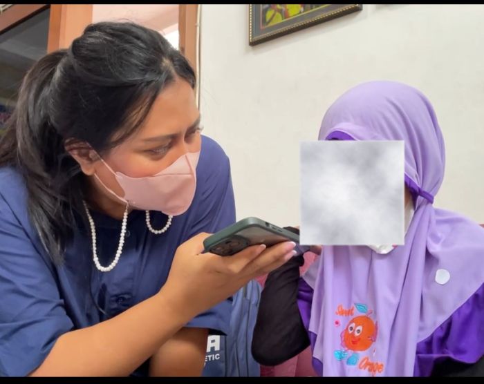 TERSENTUH: Anggra Ayu Rucitra saat melakukan wawancara terhadap pasien kanker anak.