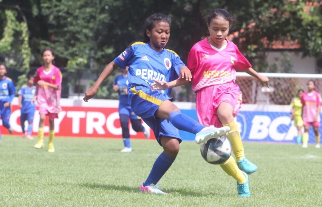 MENANG TIPIS: Pemain Persida Putri Sidoarjo U-15 (biru) berusaha menghadang pemain Persegres Putri U-15, dalam lanjutan kompetisi Sepak Bola Putri U-15 di Lapangan Bogowonto, Sabtu (14/2).