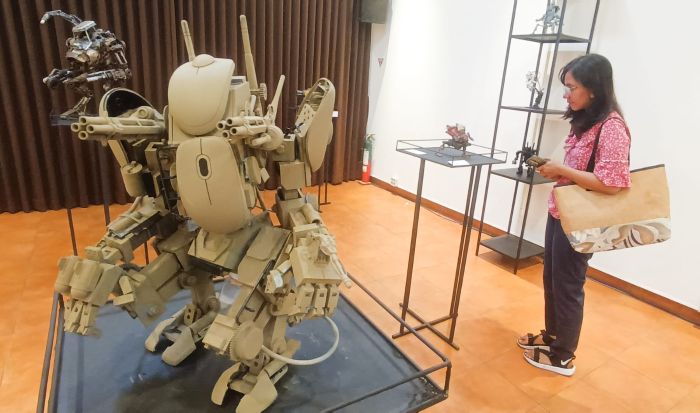 ROBOT DAUR ULANG: Pengunjung mengamati karya-karya robot yang dibuat dari bahan recycled, dalam pameran bertajuk ESCape di Wisma Jerman, Surabaya, Jumat (13/2).