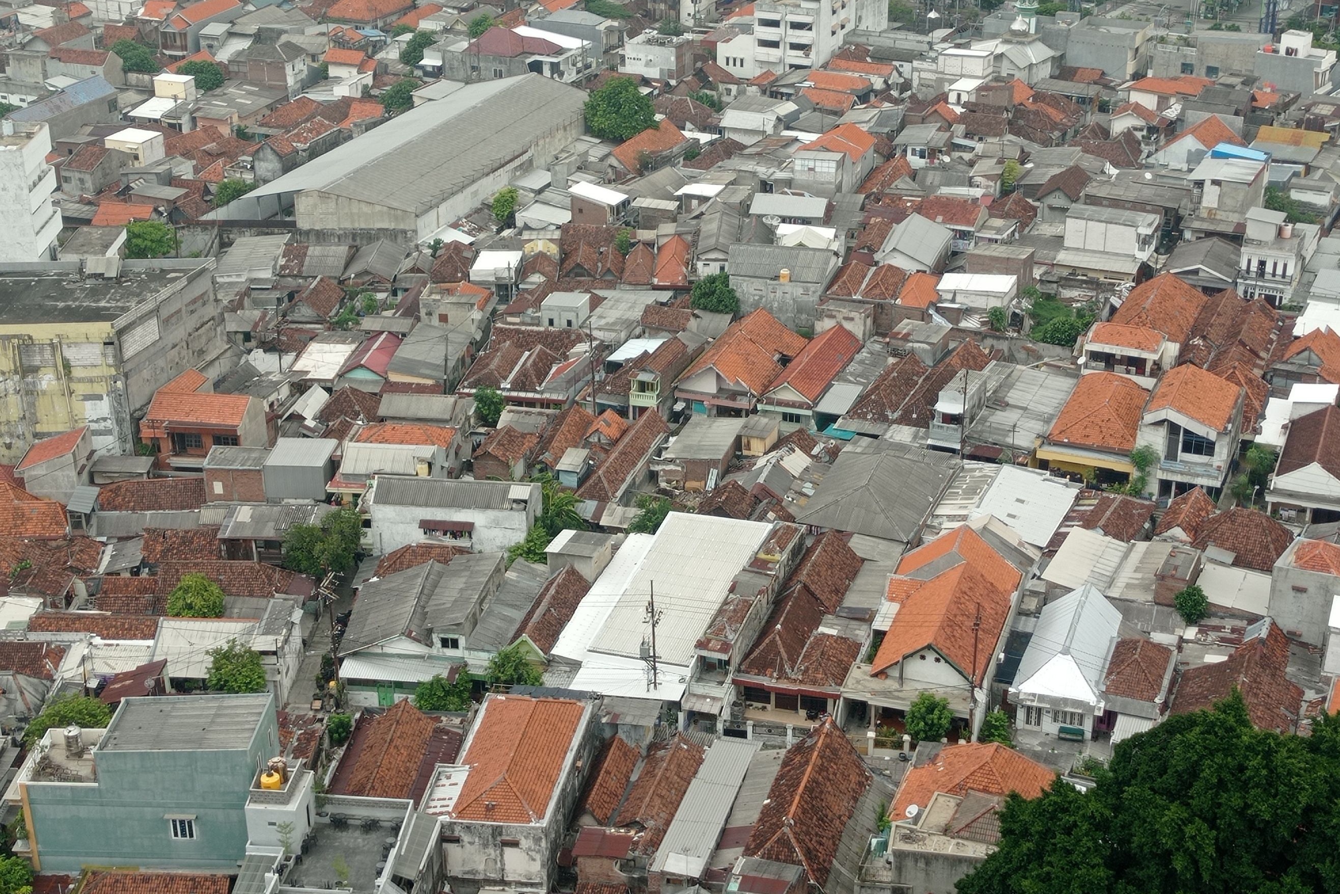 Pemukiman padat di pusat kota Surabaya.