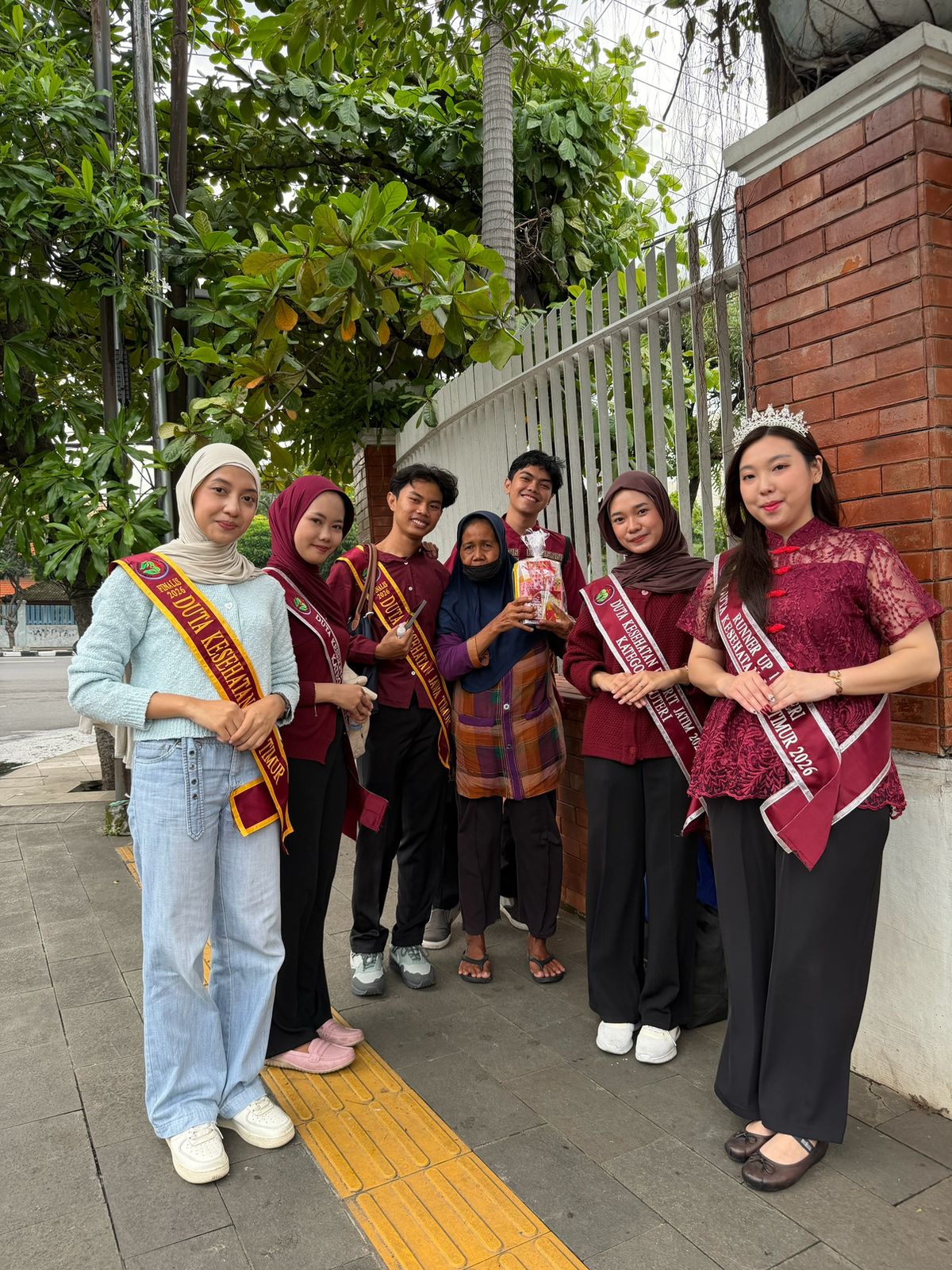 Duta Kesehatan Jawa Timur 2026 melakukan edukasi kesehatan sekaligus bagi hongbao kepada warga kurang mampu jelang Tahun Baru Imlek di Surabaya. (IST)