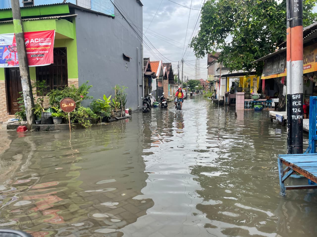 TERGENANG: Warga Kecamatan Taman diminta meningkatkan kewaspadaan banjir usai hujan deras yang menyebabkan Sungai Buntung meluap. (DIKY SANSIRI/RADAR SIDOARJO)