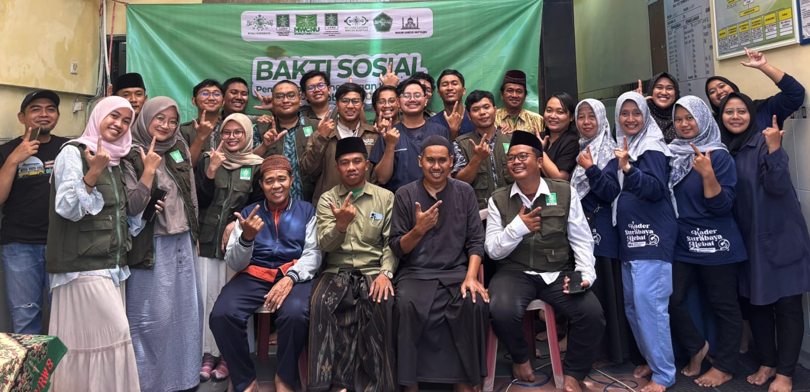 KOLABORASI: Tim pelaksana dan relawan berfoto bersama usai pelaksanaan bakti sosial penyuluhan, pemeriksaan kesehatan, dan pengobatan gratis program Santri Sehat LKNU Surabaya.(IST/RADAR SURABAYA)