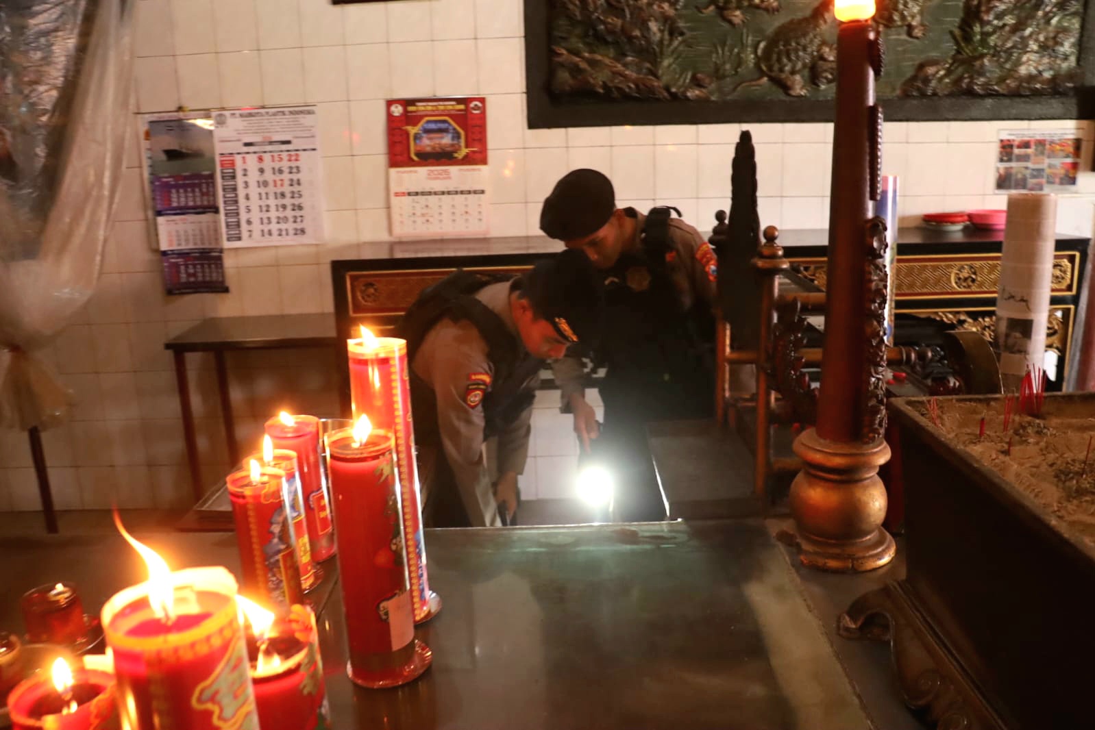 DIPERIKSA: Sat Samapta Polres Pelabuhan Tanjung Perak saat melakukan sterilisasi di sejumlah kelenteng di wilayah Surabaya, jelang tahun baru Imlek.(IST/RADAR SURABAYA)