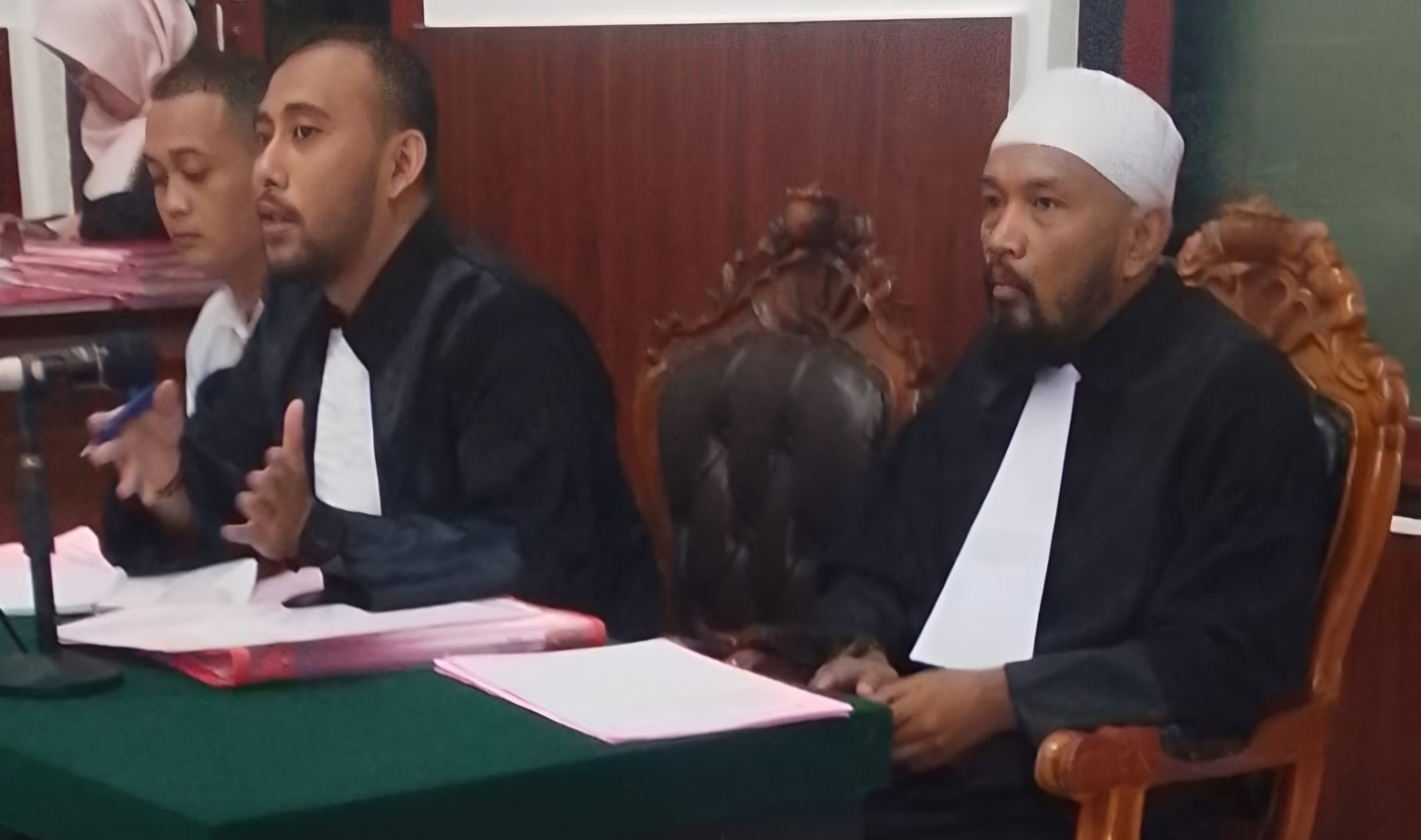 TERTUNDUK: Terdakwa Peter (paling kiri) WNA asal Malaysia saat menjalani sidang di PN Surabaya atas kepemilikan sabu seberat 60 kg. (ANDY SATRIA/RADAR SURABAYA)