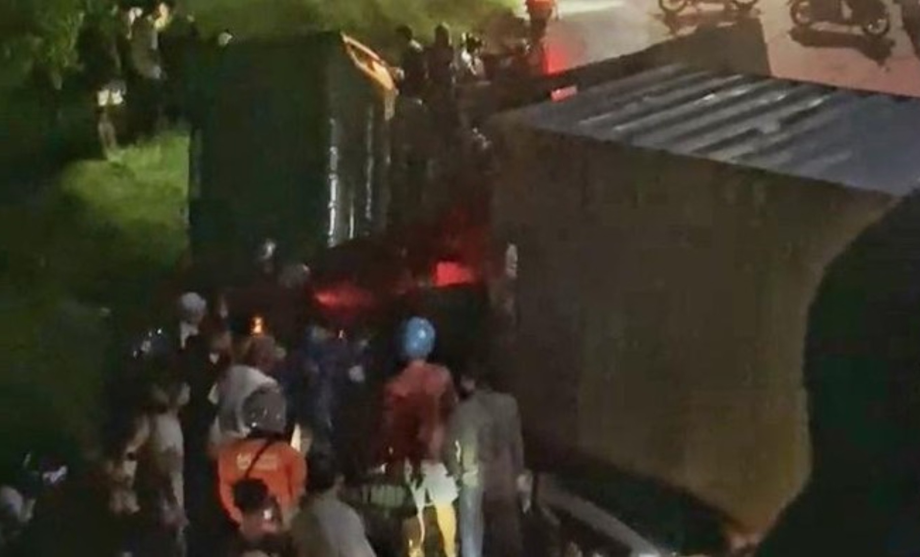 Kondisi truk kontainer yang menimpa sedan di di Jalan Rawagabus, Desa Kondangjaya, Kecamatan Karawang Timur, Minggu (15/2) malam.