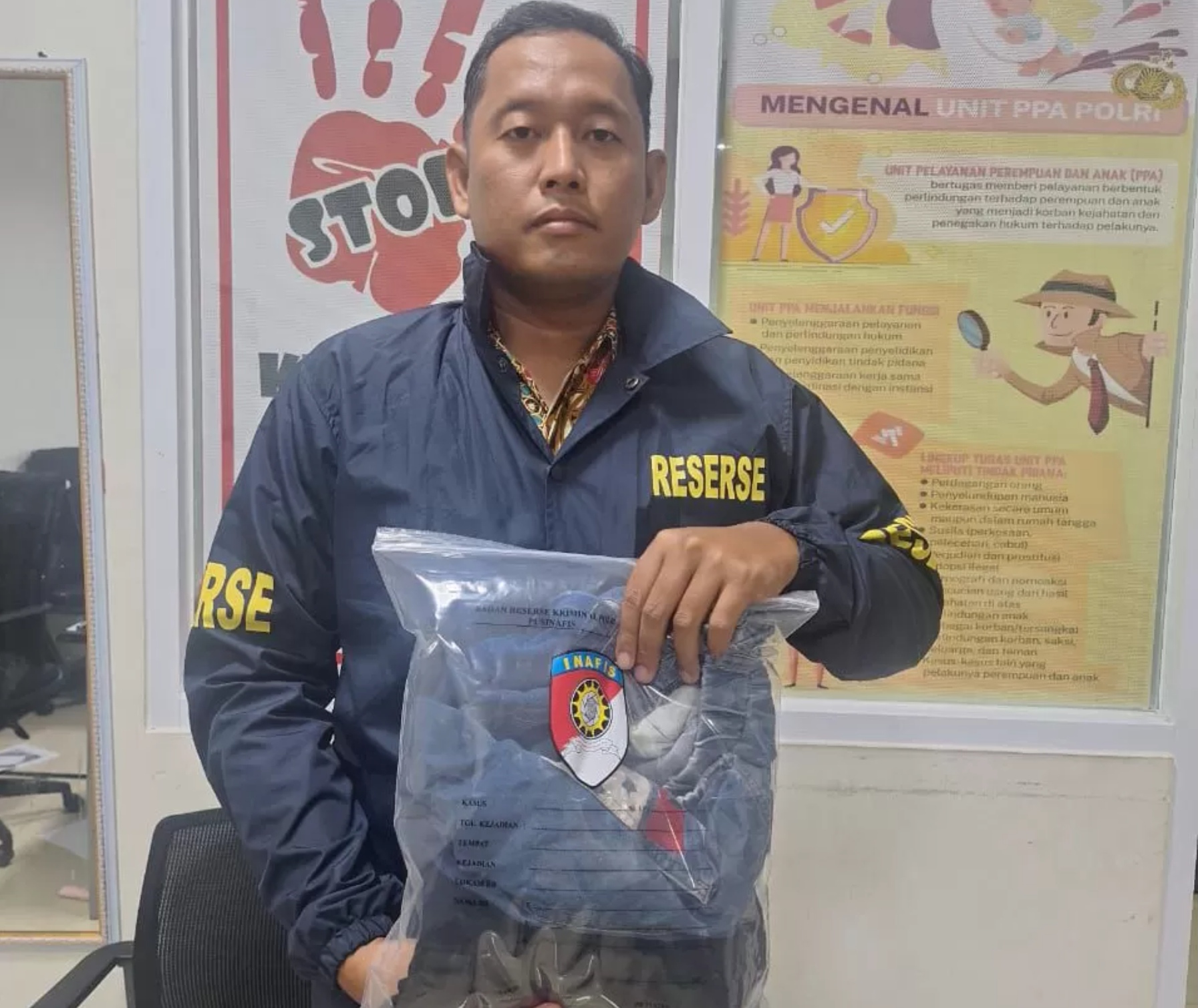 Sejumlah barang bukti milik pelaku dan korban terkait kasus persetubuhan anak di bawah umur di wilayah Driyorejo.