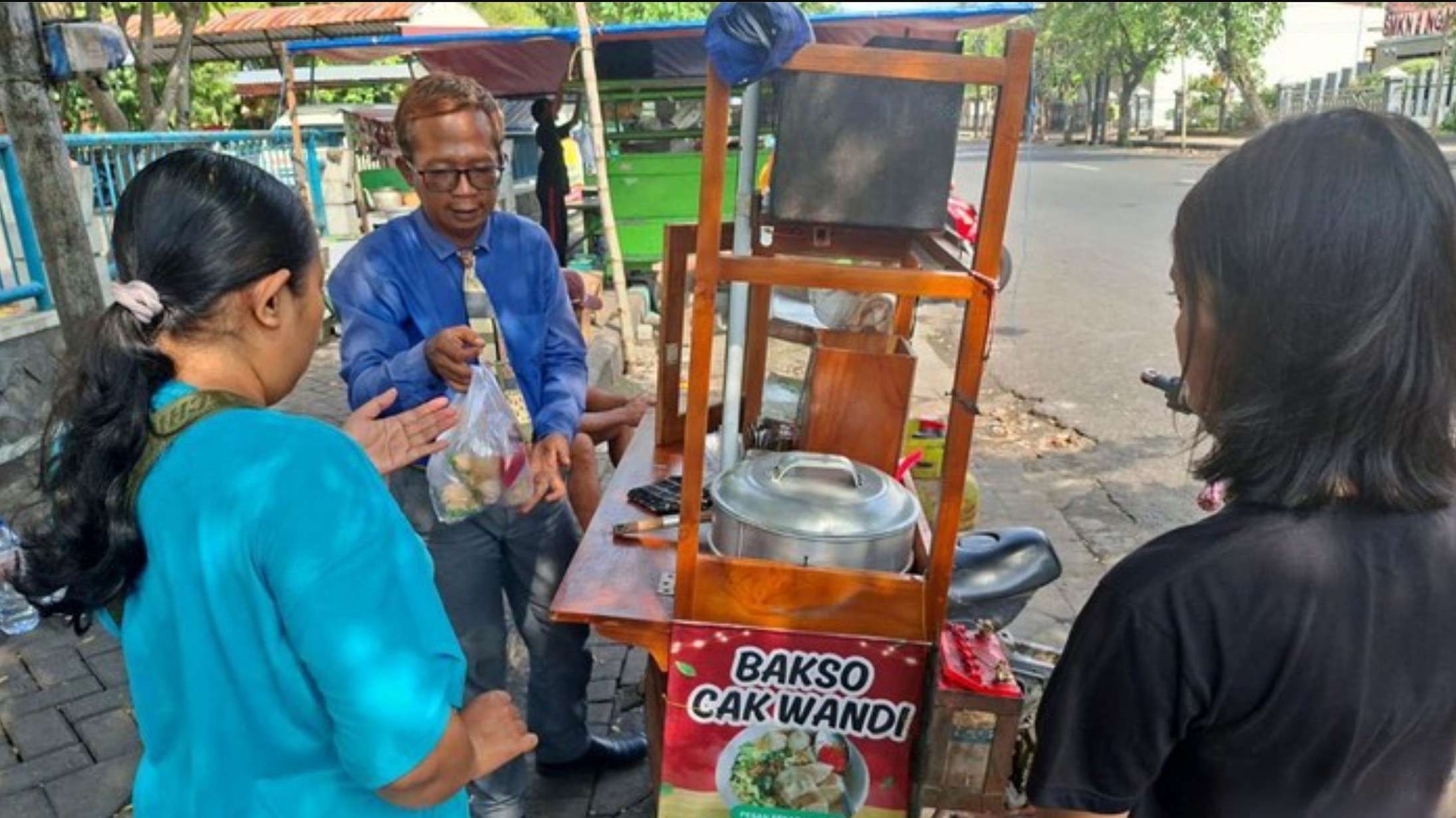 NECIS: Suwandi, akrab disapa Cak Wandi, penjual bakso di depan RSUD Nganjuk berdandan rapi ala CEO di drama Cina.