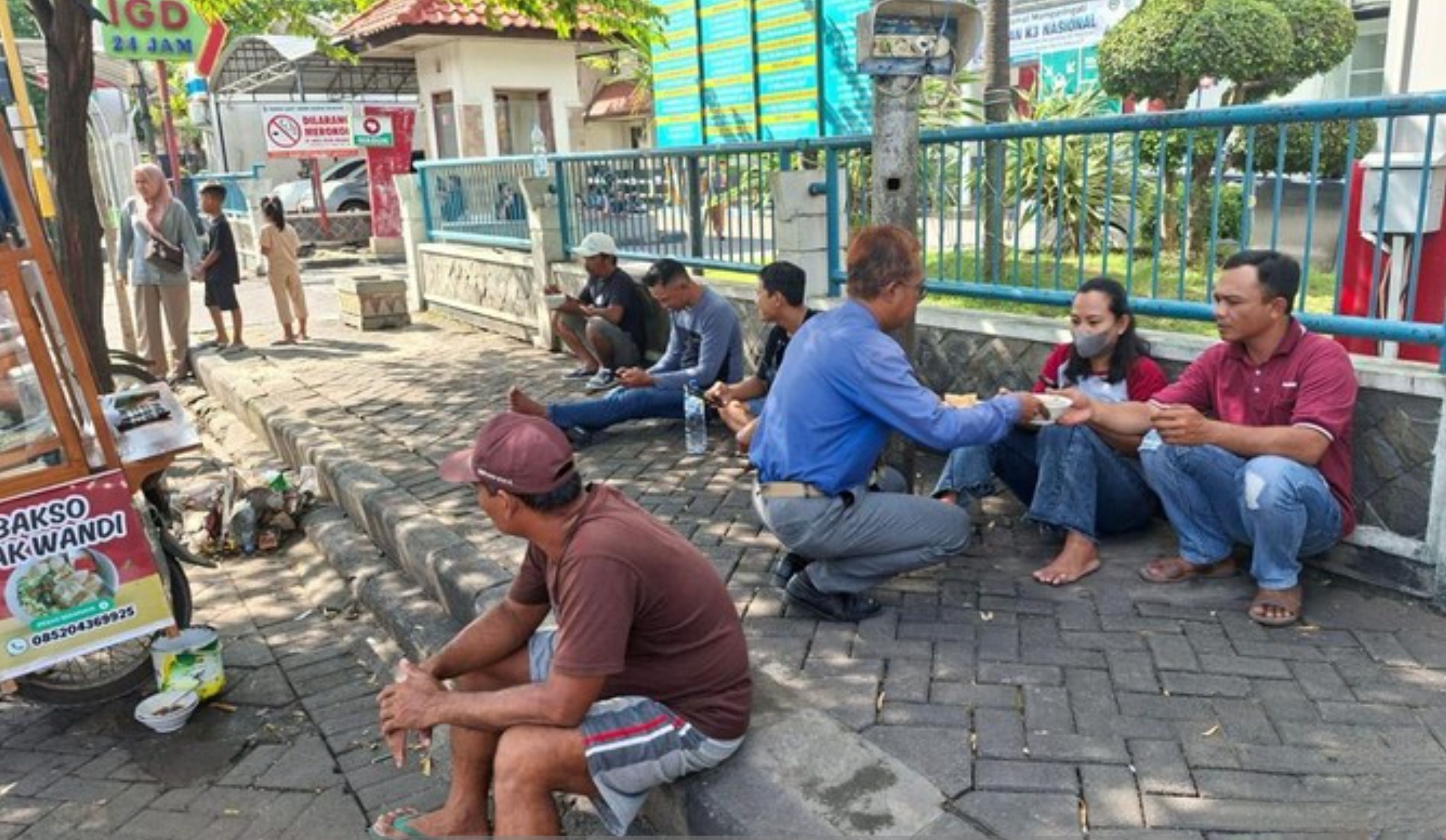 Suwandi saat melayani pembeli.