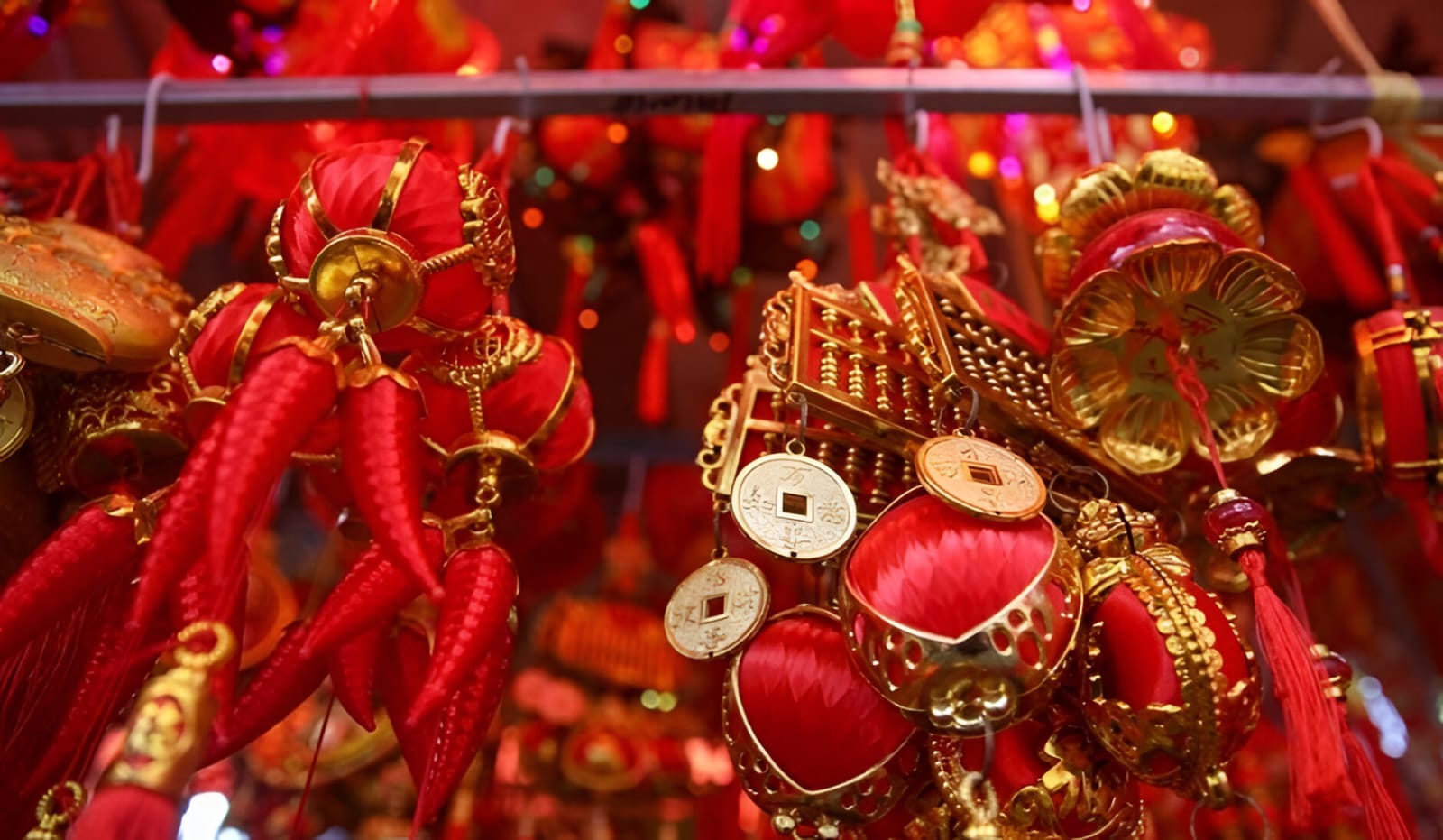 Warna Merah: Warna khas Imlek yang melambangkan keberuntungan, keselamatan, dan harapan baru.