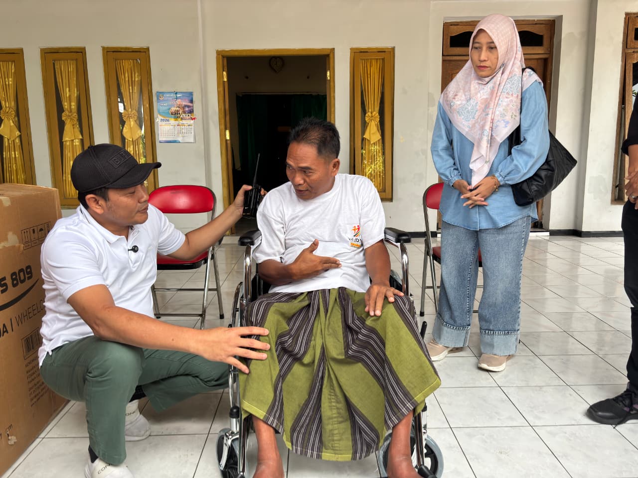 BERMANFAAT: Bupati Sidoarjo Subandi (KIRI) serahkan bantuan kursi roda. (DIKY SANSIRI/RADAR SIDOARJO)