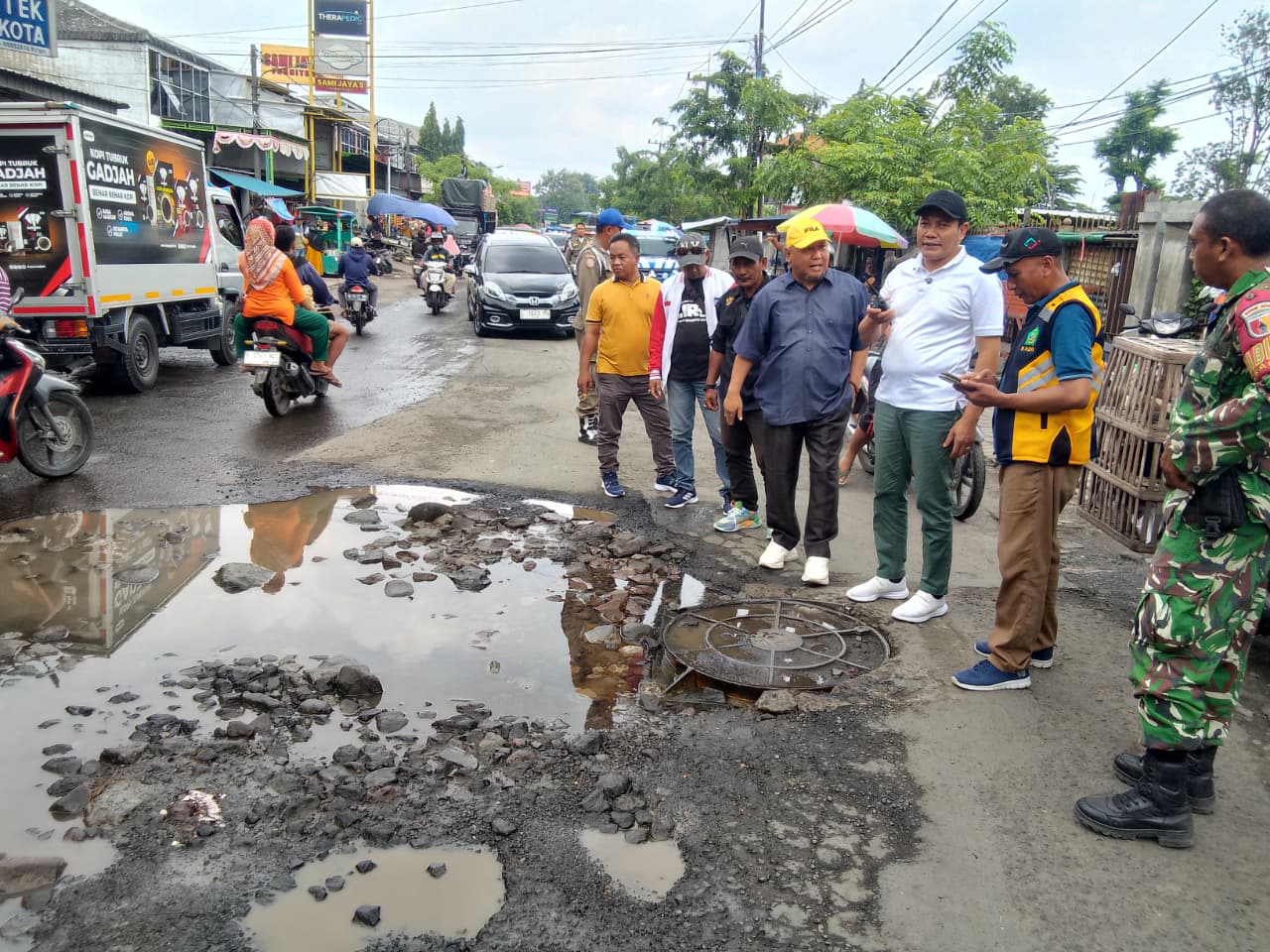 DIPERBAIKI: Bupati Sidoarjo Subandi (kaos putih_) melakukan inspeksi mendadak ke Jalan Raya Setiabudi.  (DIKY SANSIRI/RADAR SIDOARJO)