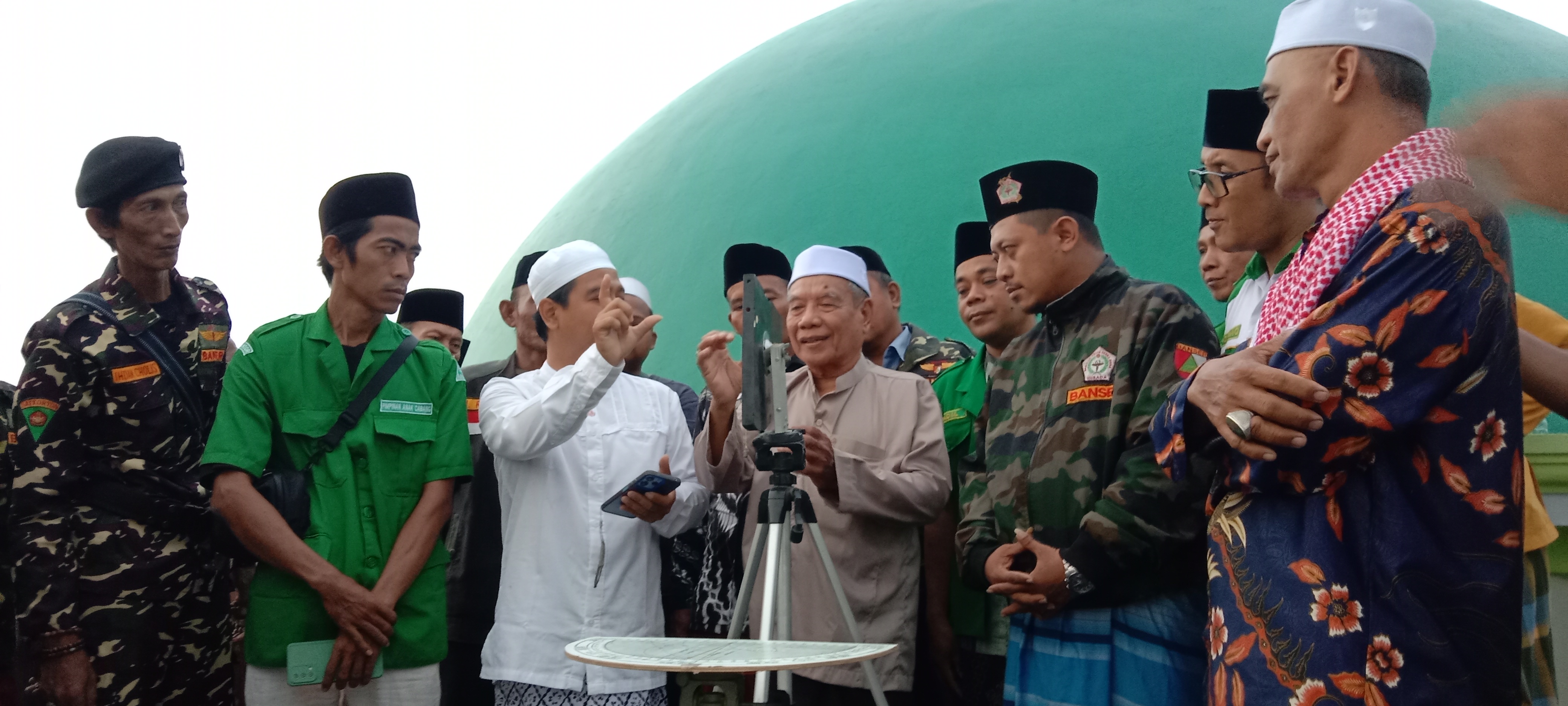 PUASA: Rukyatul hilal untuk menentukan 1 Ramadan di atas Masjid Al Mabrur Nambangan Surabaya. ( Rahmat Sudrajat/Radar Surabaya)