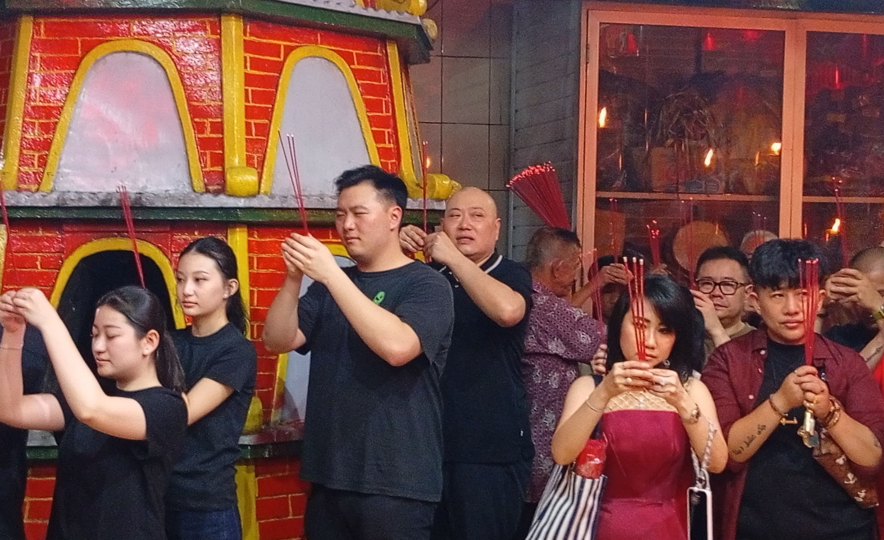 Ratusan umat Tri Dharma di Kelenteng Hong San Koo Tee atau Cokro melakukan sembahyang dan doa bersama menyambut pergantian tahun baru China, Rabu (17/2) dini hari.&nbsp;