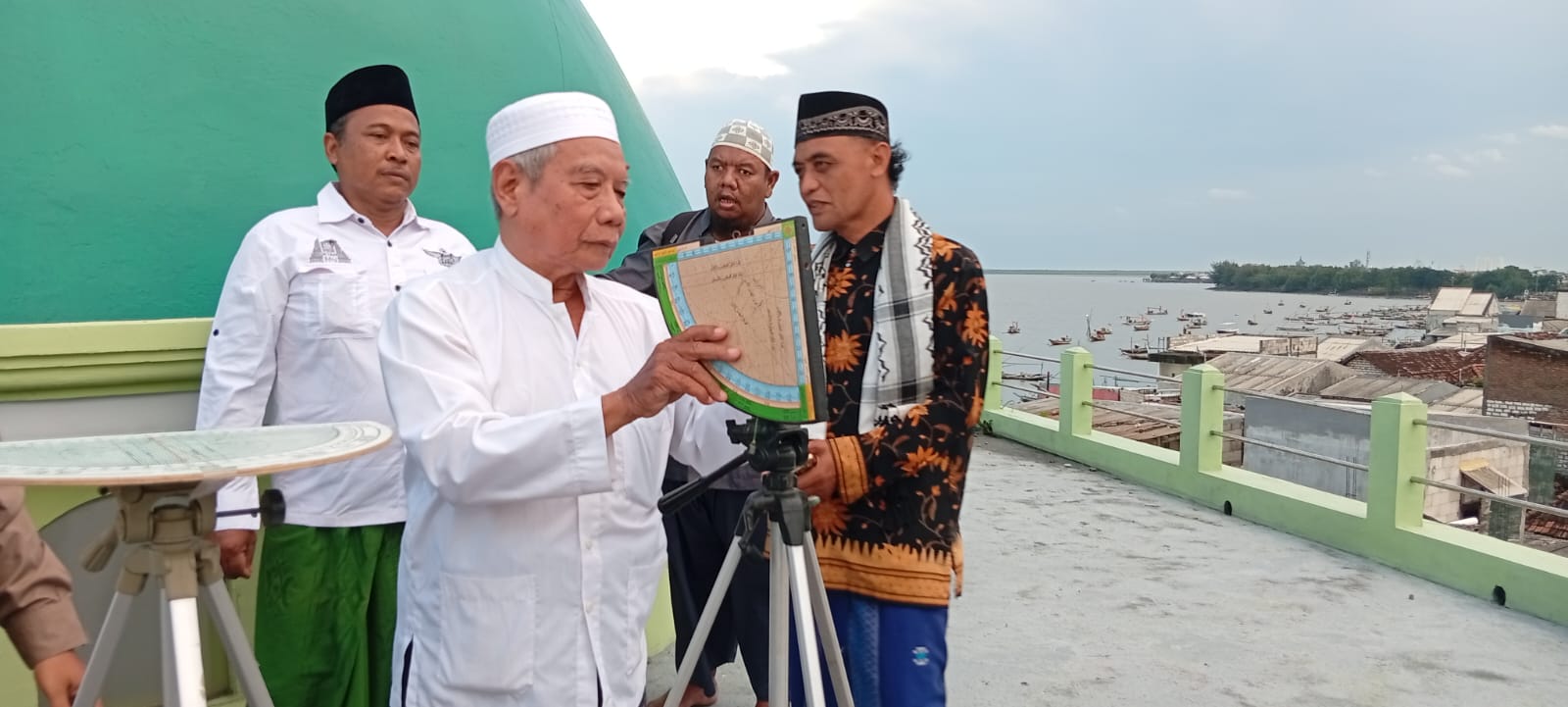 Pemantauan hilal di Masjid Al Mabrur, Nambangan, Kenjeran, Surabaya Selasa (17/2) dinyatakan tidak terlihat.