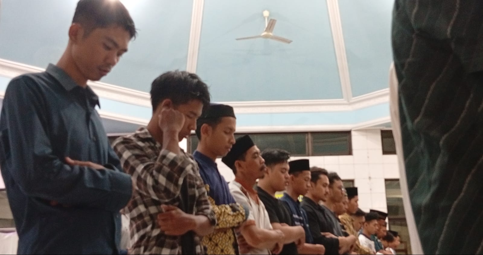 Warga Muhammadiyah sudah menjalankan salat Tarawih malam ini.