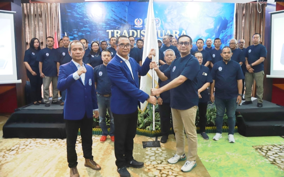 Ketua Umum PB POSSI, Makhruzi Rahman (dua dari kanan) ketika melantik pengurus POSSI Jatim yang diketuai Mirza Muttaqien (kanan), di Hotel Mercure, Surabaya.