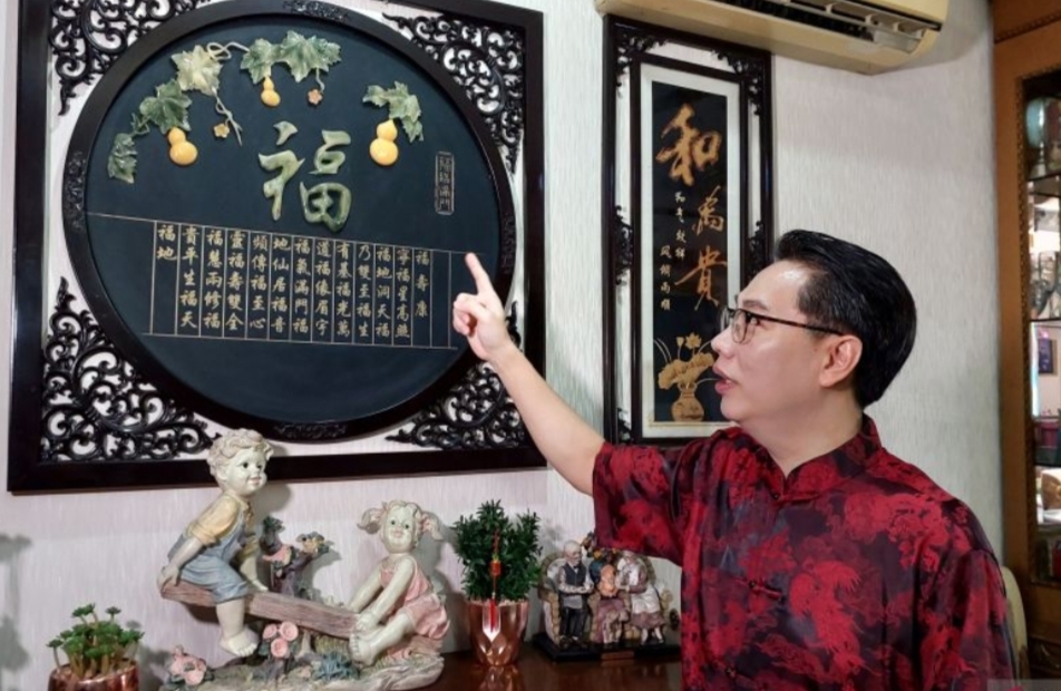 Yulius Fang menunjukkan pajangan tulisan Fu dalam bahasa Tionghoa di kediamannya di Jakarta, Rabu .