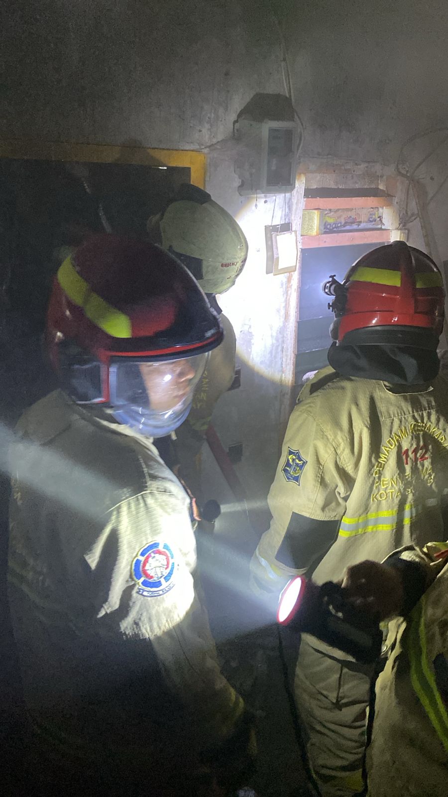 SIGAP : Petugas DPKP Surabaya memadamkan api yang membakar kamar kos di Jalan Setro V, Surabaya, Selasa (17/2).(IST/RADAR SURABAYA)