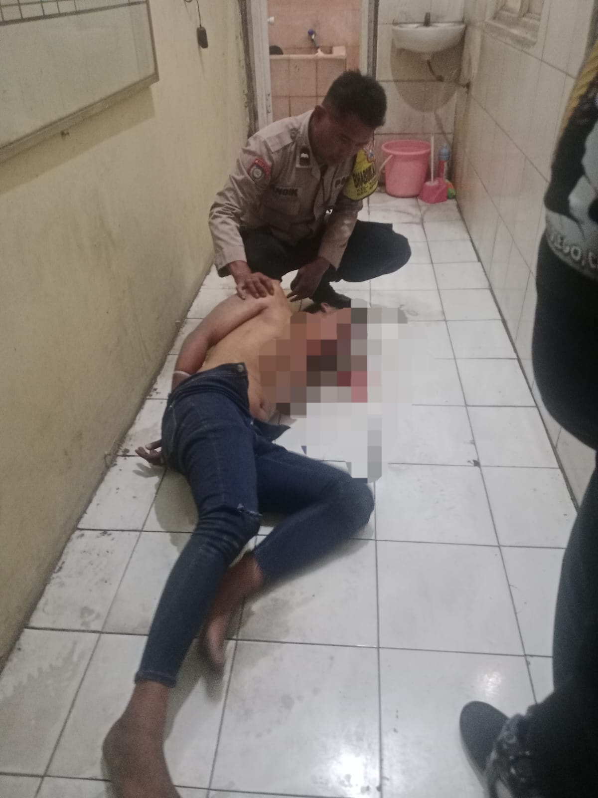 TERGELETAK: Pencuri motor bernama Achamd ini babak belur usai dihajar massa di Jalan Asem Jajar, Surabaya. (IST/RADAR SURABAYA)