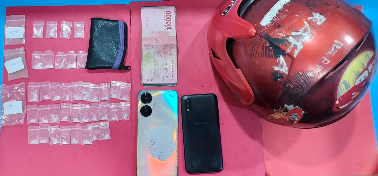 DISITA: Barang bukti sabu beserta helm yang diamankan dari tiga pengedar di depan gapura Jalan Sawah Pulo, Surabaya. (IST/RADAR SURABAYA)