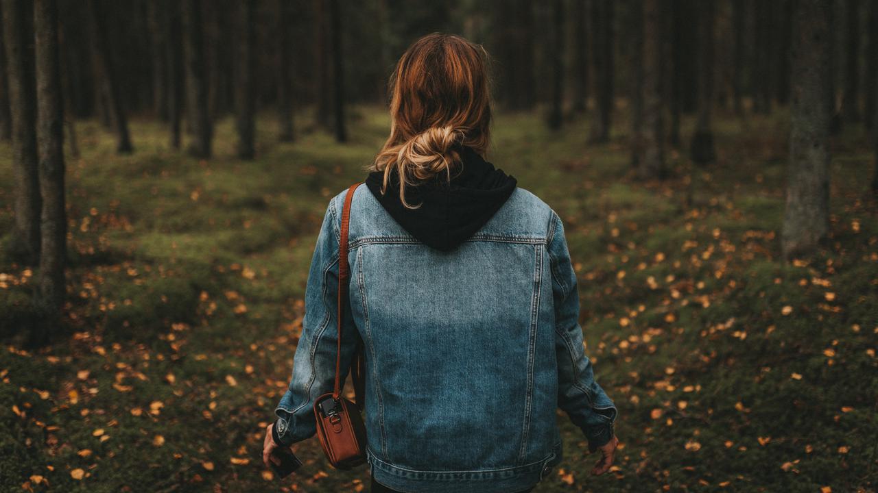 Ilustrasi aktivitas forest bathing untuk menjaga kesehatan mental.