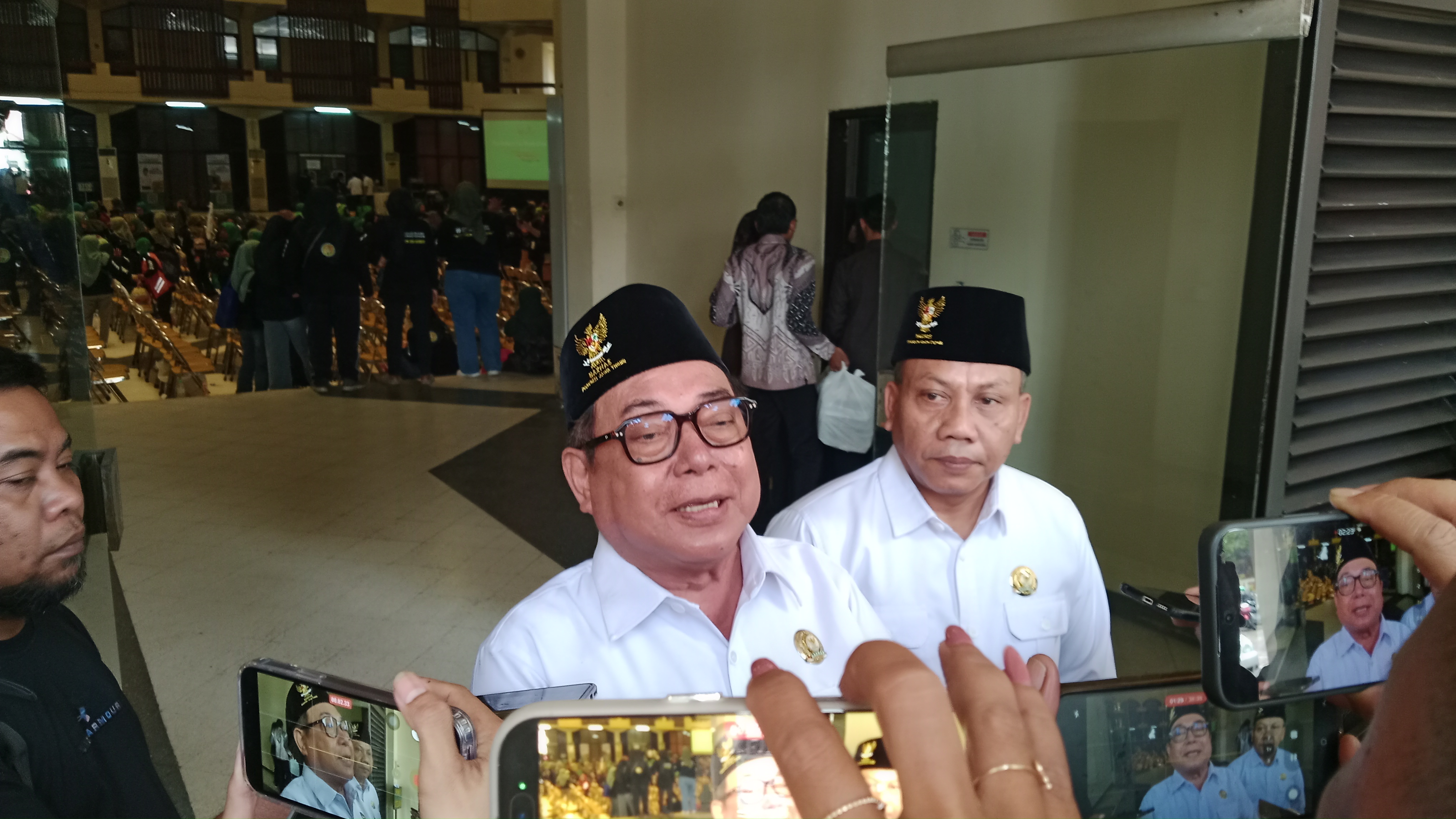 Ketua Baznas Jatim KH Ali Maschan Moesa memberikan keterangan kepada jurnalis. (IST)