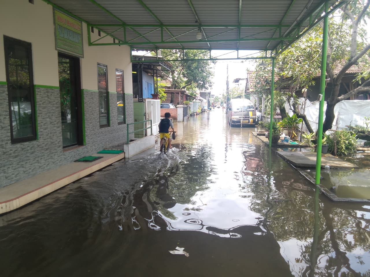 GENANGAN: Banjir di Desa Bringinbendo, Kecamatan Taman, belum juga benar-benar surut meski sudah memasuki hari kesembilan. (DIKY SANSIRI/RADAR SIDOARJO)